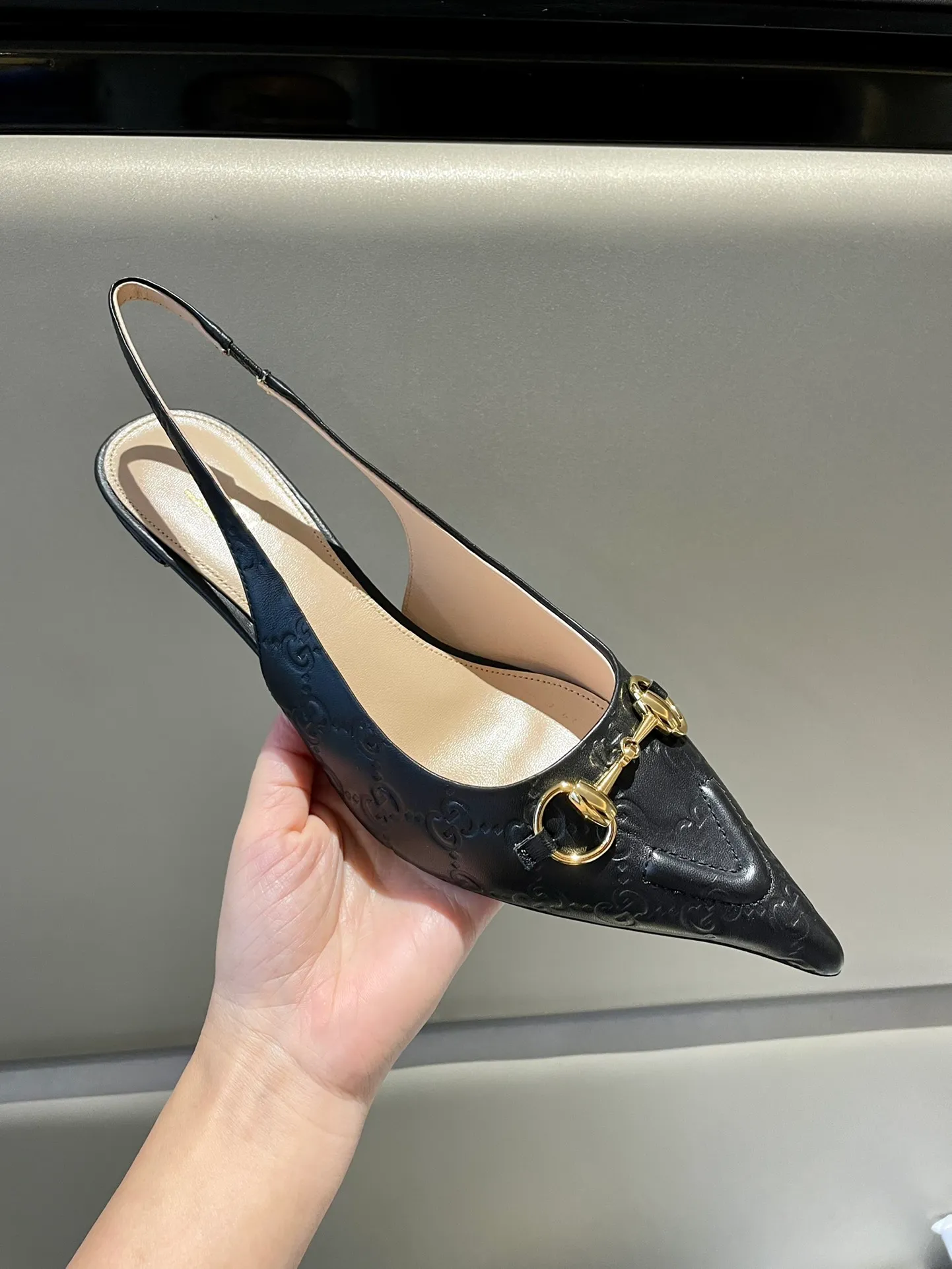 👟👟Ex-factory price 580👟👟 2024 G family’s new GUcc𝐢 horsebit pump sandals with pointed toes, elastic straps and kitten heels complement each other to create a comfortable and fitting design, and the back-lace pumps are the essence of design. Hot-drilling process Upper: Imported high-grade G G canvas Lining/foot pads: Full-grain high-grade lambskin Sole: Italian top-grade genuine leather sole Heel height: 10.5cm Fitting size: 35-42 (40/41/42 custom-made, non-refundable)